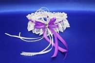 Подвязка для невесты кружевная белая с сиреневым бантиком арт.019-003