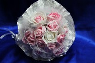 Букет дублер для невесты с розовыми, белыми и бело-розовыми латексными розами и белым кружевом арт. 020-304