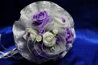 Букет дублер для невесты с белыми и сиреневыми латексными розами, белым атласом и кружевом арт. 020-308