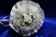 Букет дублер для невесты с белыми латексными розами, белым фатином и кружевом арт. 020-309
