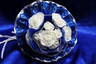 Букет дублер для невесты с белыми и синими латексными розами, синим фатином и кружевом арт. 020-310
