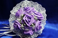 Букет дублер для невесты с сиреневыми латексными розами и белым кружевом арт. 020-314
