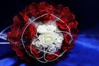 Букет дублер для невесты с красными и белыми латексными розами и красным кружевом арт.020-316