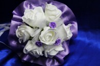 Букет дублер для невесты с белыми латексными розами и фиолетовым атласом арт. 020-319