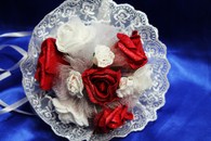 Букет дублер для невесты с красными и белыми латексными розами и белым кружевом арт. 020-320