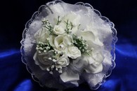 Букет дублер для невесты с белыми латексными розами и белым кружевом арт. 020-321