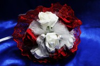 Букет дублер для невесты с красными и белыми латексными розами и красным кружевом арт. 020-325