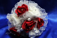 Букет дублер для невесты с красными и белыми латексными розами и белым кружевом арт. 020-327