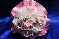 Букет дублер для невесты с розовыми латексными розами и розовым кружевом арт. 020-330
