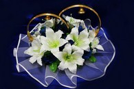 Свадебные кольца на машину с белыми лилиями и синими васильками арт.122-310