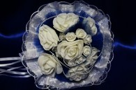 Букет дублер для невесты с белыми латексными розами и синим фатином арт. 020-332