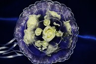 Букет дублер для невесты с айвори латексными розами и фиолетовым фатином арт. 020-344