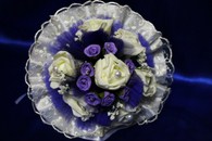 Букет дублер для невесты с айвори латексными розами и фиолетовым фатином арт. 020-353