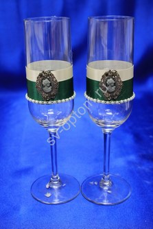 Свадебные бокалы  ручной работы зелено-белые с брошкой арт. 045-138