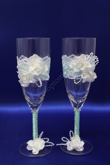 Свадебные бокалы  ручной работы с белыми розочками и лентой тиффани арт.045-044