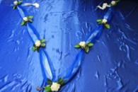 Лента на капот с синим фатином и белыми латексными розами арт. 1203-089