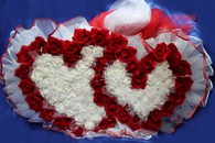 Двойное сердце с красными бархатными и белыми латексными розами арт. 1208-067