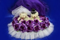 Мишки на капот с филетовыми матовыми розами и фиолетовым фатином арт. 12011-008