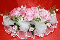 Украшение на капот из больших розовых латексных роз и белого фатина арт. 12011-018