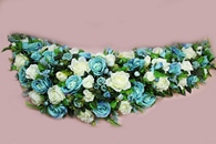 Икебана на капот с бирюзовыми и айвори розами. 110х30см. арт. 12012-001