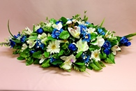 Икебана на капот с синими и белыми цветами. 80х40см. арт. 12012-003