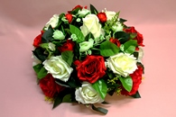 Икебана на капот с красными и айвори розами. Диаметр 35 см. арт. 12012-005